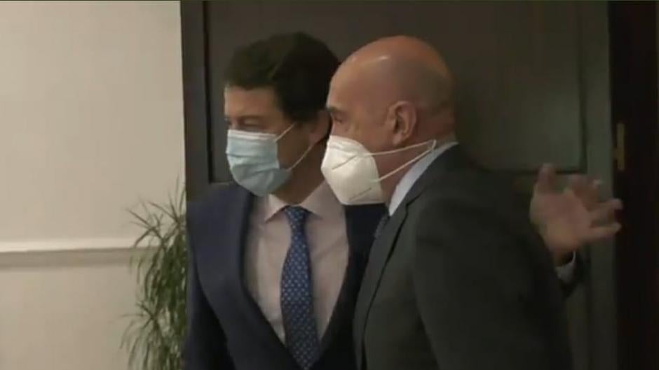 Emoción y aplausos en el regreso de Carnero al Consejo de Gobierno