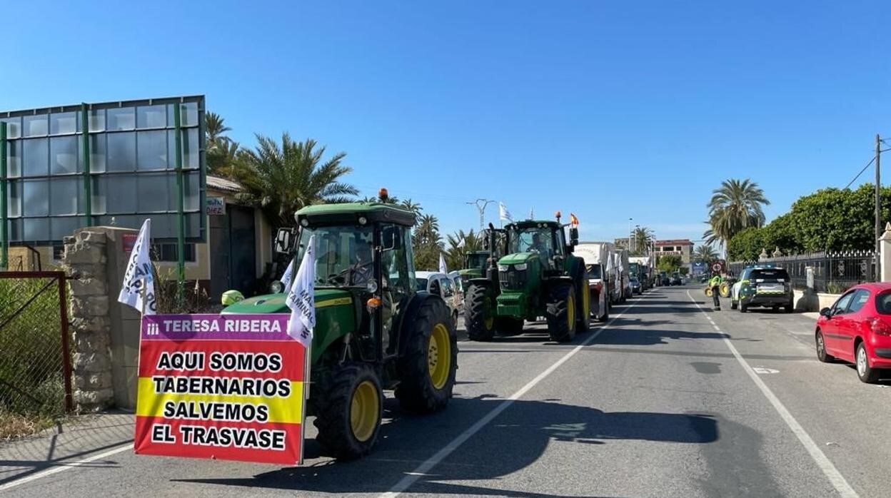 Una de las recientes protestas de los regantes contra los recortes a los trasvases del Tajo al Segura