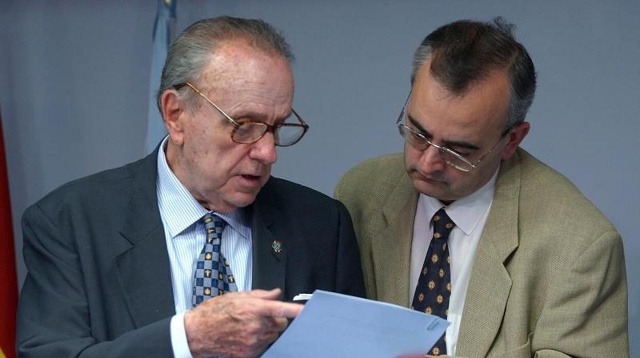 A la derecha, Alfonso Cabaleiro en su época como secretario general de comunicación, junto a Manuel Fraga
