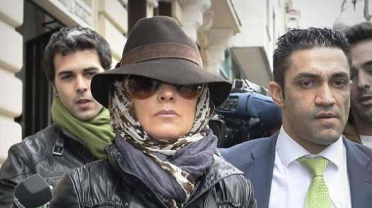 Sergio Ríos -derecha-, acompaña a Rosalía Iglesias, esposa de Luis Bárcenas