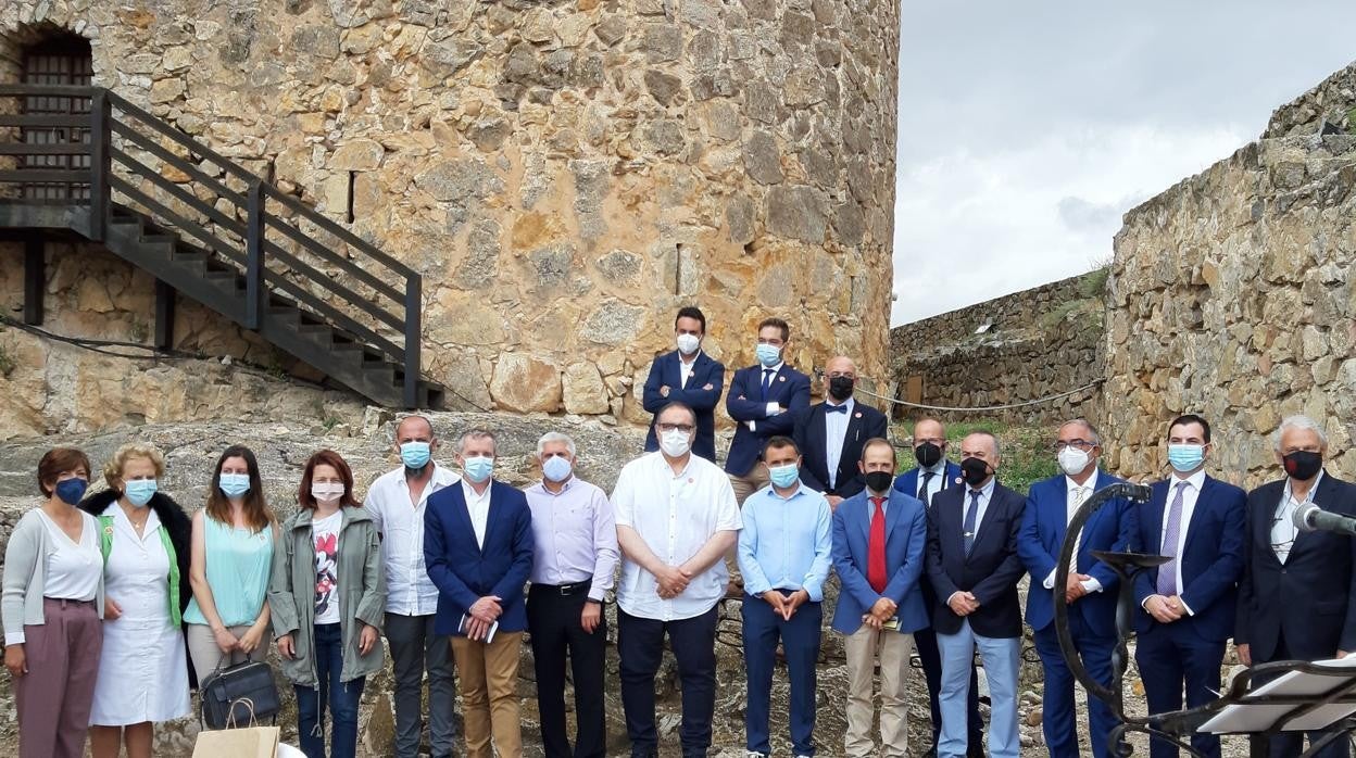 Personalidades participantes en el evento histórico-cultural celebrado en la fortaleza sanjuanista