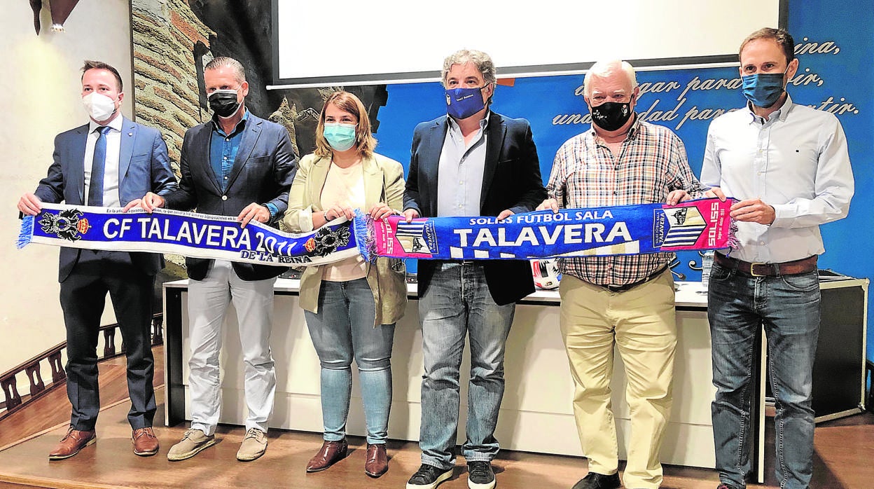 La alcaldesa, Tita García Élez, este viernes con los dirigentes del Soliss FS Talavera y el CF Talavera