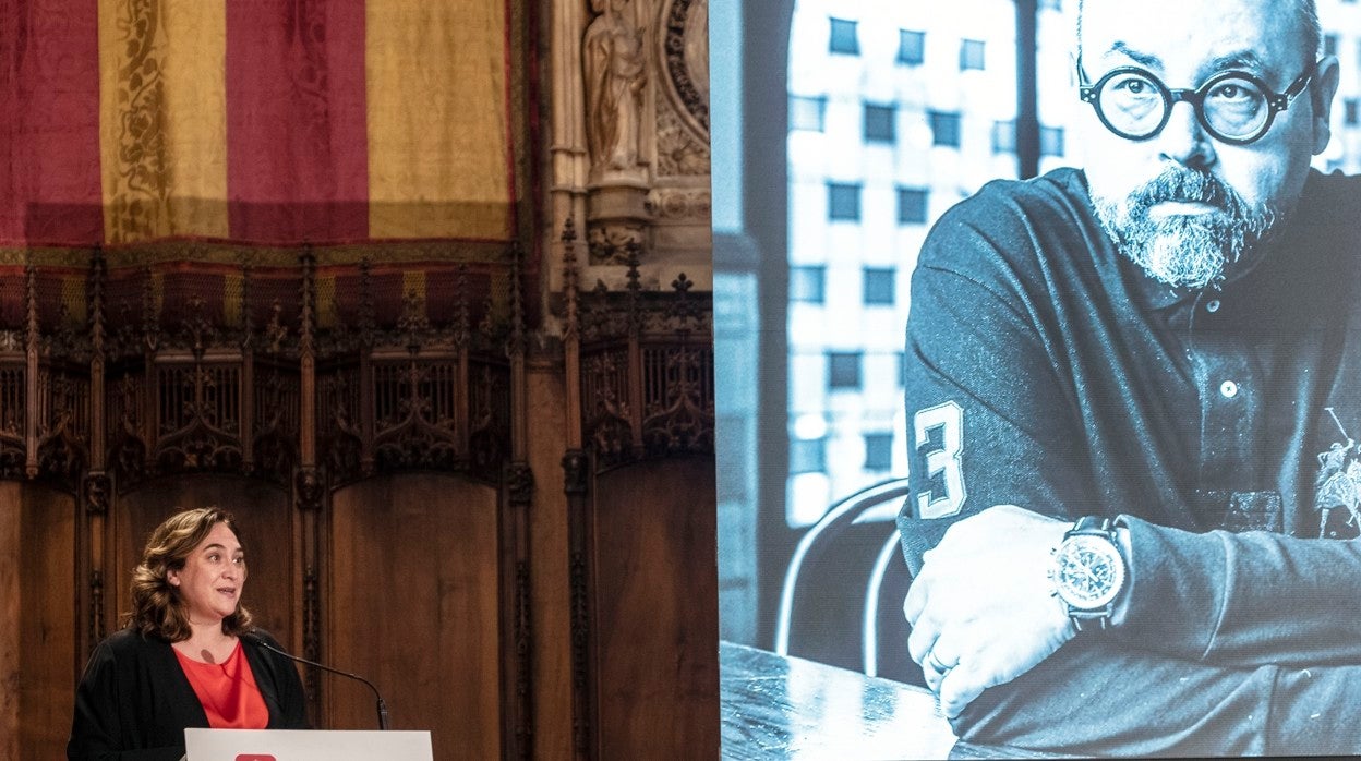 La alcaldesa de Barcelona, Ada Colau, durante el homenaje a Carlos Ruiz Zafón del pasado jueves