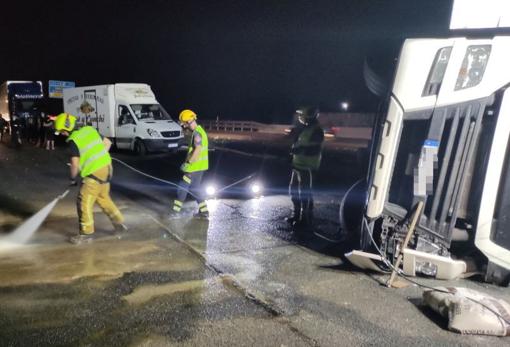 Efectivos de Bomberos limpian de gasóleo la calzada tras el accidente