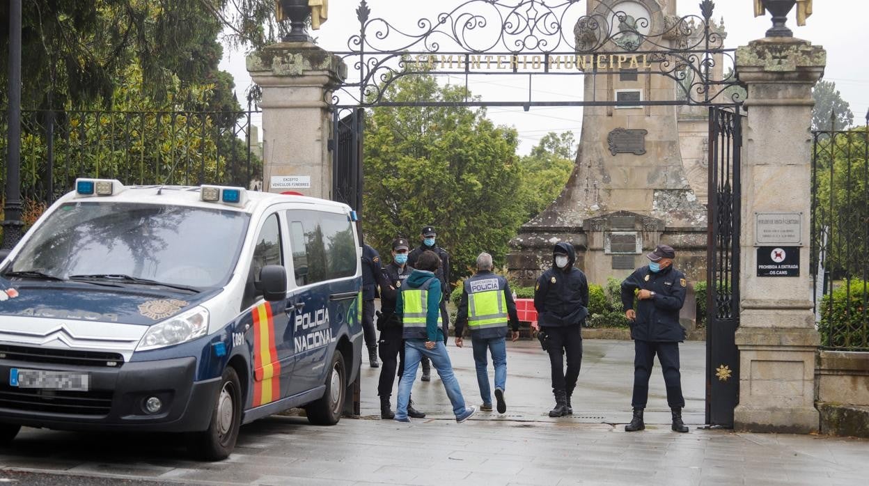 Exteriores del cementerio vigués el día de la exhumación de Déborah Fernández