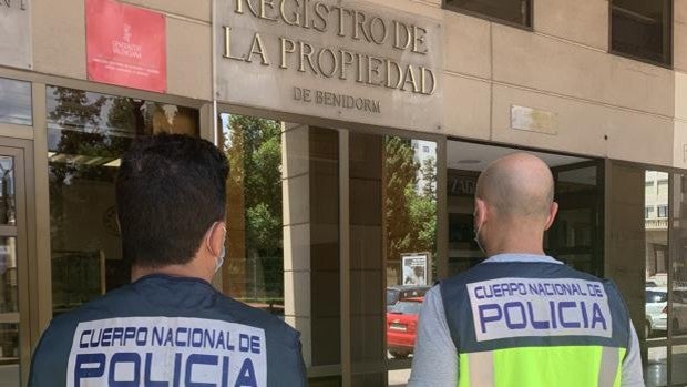 Casa a su suegra con un nonagenario para estafarle 70.000 euros con un chollo inmobiliario en Benidorm