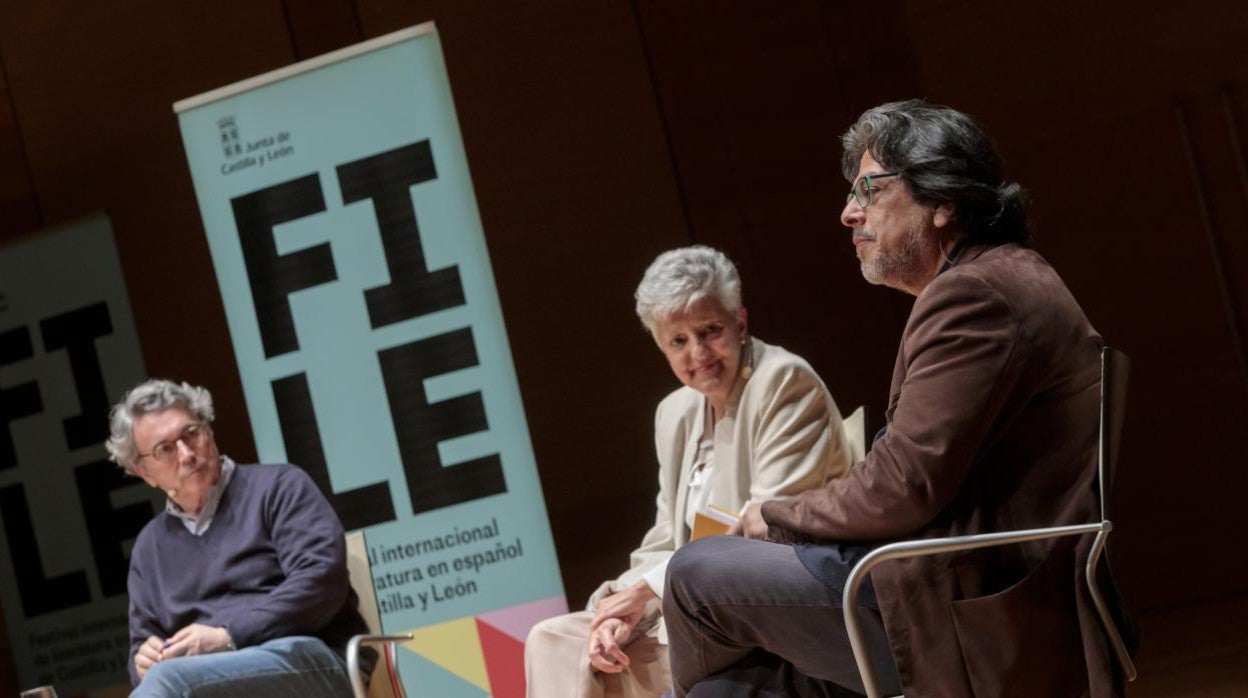 De izquierda a derecha, Andrés Trapiello, Anna Caballé y Fernando Iwasaki