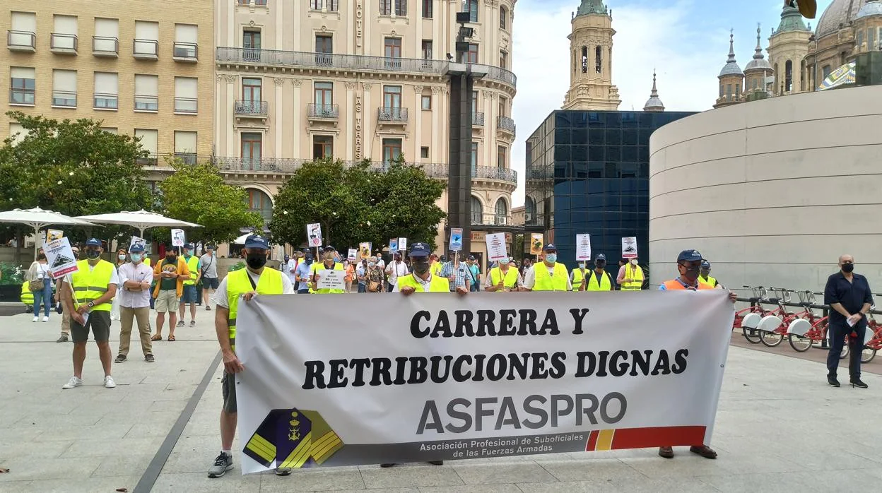 Un nutrido grupo de suboficiales del Ejército se movilizaron este sábado en la Plaza del Pilar de Zaragoza, ante la sede de la Delegación del Gobierno de España en Aragón