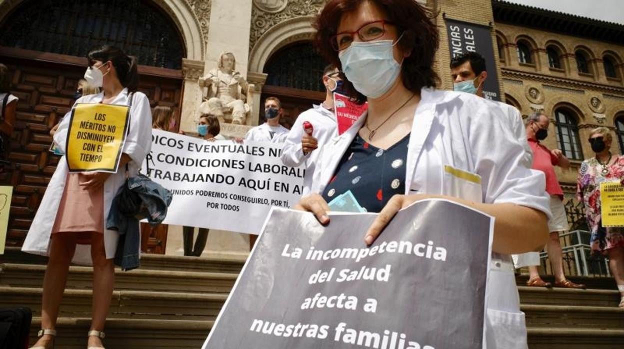 Médicos interinos, este domingo, durante la concentración a las puertas del Paraninfo de Zaragoza, la antigua sede de la Facultad de Medicina