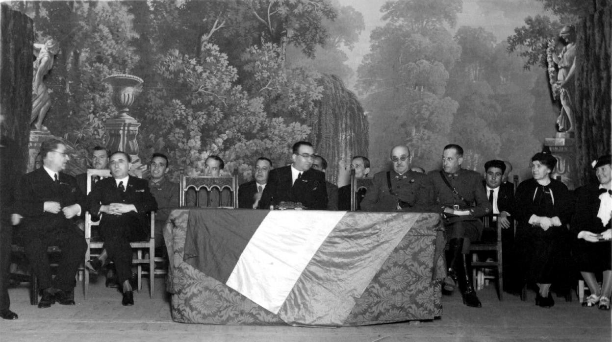 Teatro de Rojas. Apertura de la Asamblea Pedagógica el 12 de julio de 1936. En la mesa, el gobernador civil Manuel González López y el coronel José Moscardó, director de la Escuela Central de Gimnasia, en ese momento, Comandante Militar de la Plaza. ABC Hemeroteca. Foto Abelardo Linares