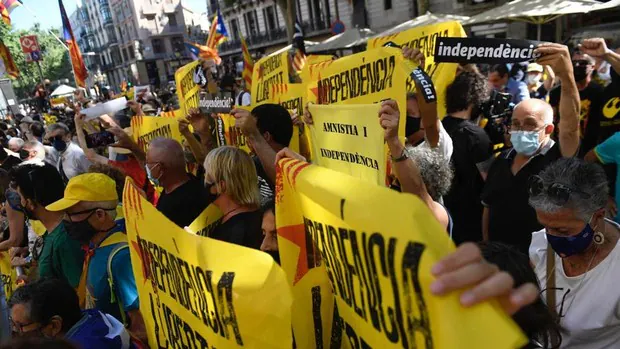 El independentismo recibe a Sánchez con protestas y desprecio a los indultos