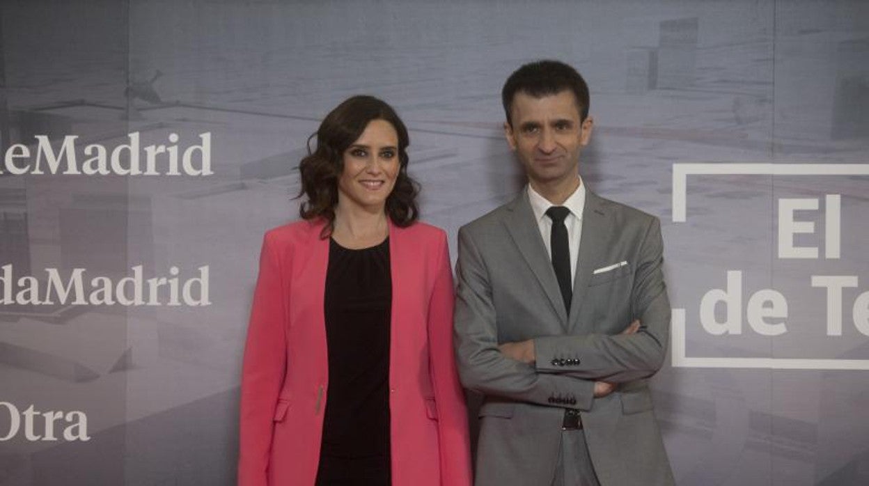 La presidenta de la Comunidad de Madrid, Isabel Díaz Ayuso, con el director general de Telemadrid, José Pablo López