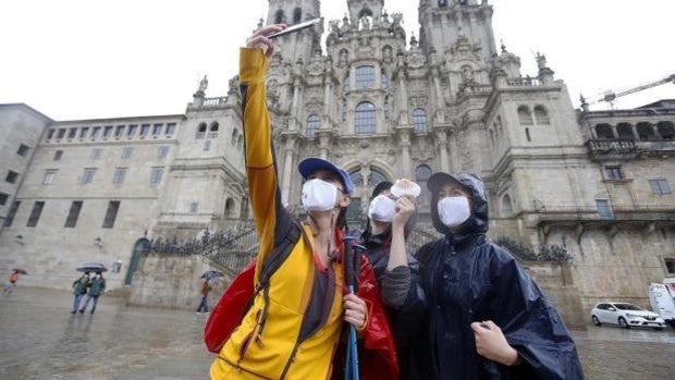 Feijóo advierte que la mascarilla tendrá que seguir usándose incluso en algunas zonas del exterior