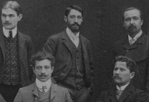 Segundo de Chomón, el segundo por la izquierda en la parte de arriba de la imagen, en la la Pathé Frères (1907)