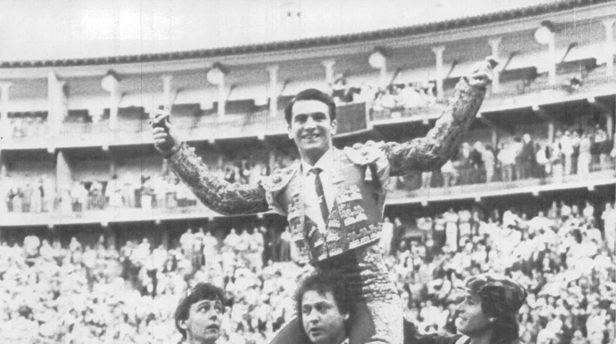 José Cubero 'Yiyo' sale por la puerta grande de la plaza de toros de Zaragoza, en las fiestas del Pilar de 1983