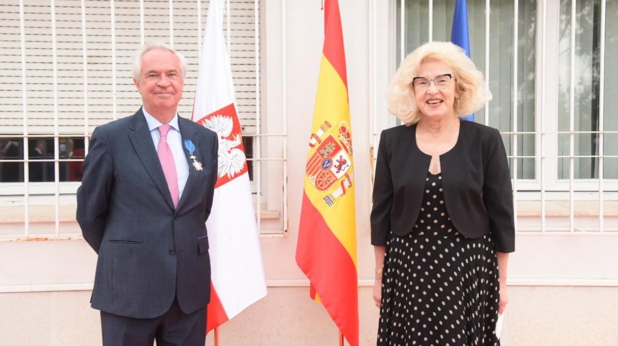 Charles Powell junto a la embajadora polaca en España