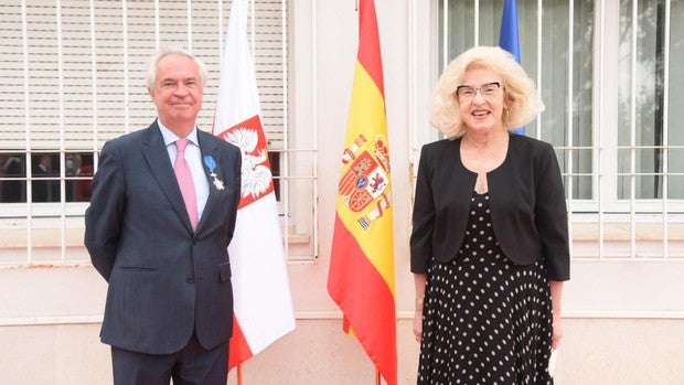 Charles Powell recibe la Cruz de Caballero dela Orden al Mérito de la República de Polonia