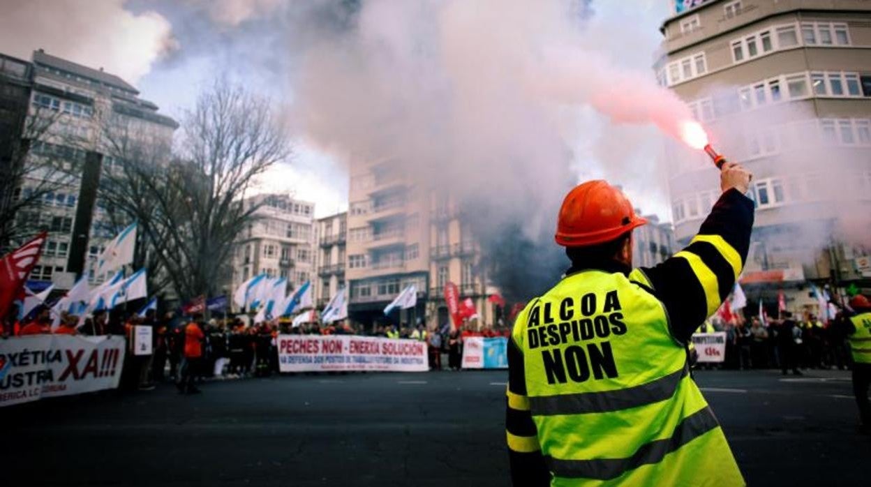 Un trabajador en unas protestas organizadas en la ciudad de La Coruña