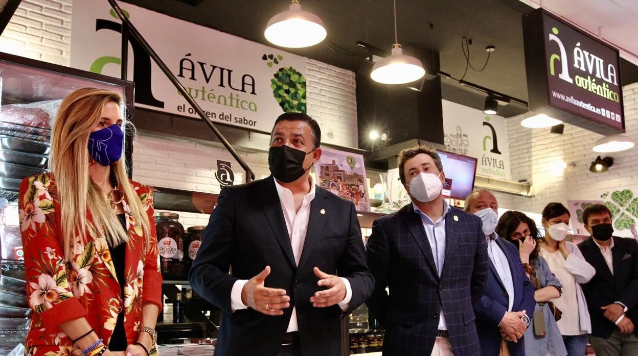 El presidente de la Diputación de Ávila, Carlos García, inaugura en el Mercado de Chamartín de Madrid el espacio de Ávila Auténtica.