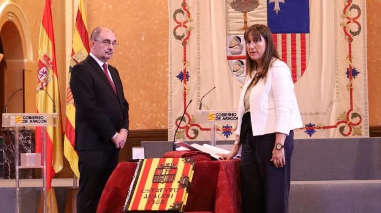 El presidente de Aragón, Javier Lambán (PSOE), y su consejera Sira Repollés, cuando tomó posesión al frente de la Sanidad autonómica, en mayo del año pasado