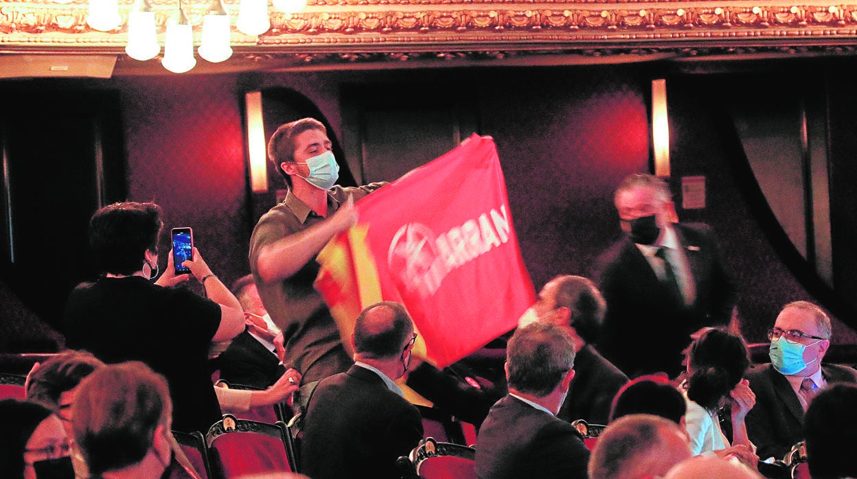 Un militante de Arran, juventudes de la CUP, increpa a Sánchez/ Vídeo: Iceta, dispuesto a indultar a los presos del 'procés' en diciembre de 2017