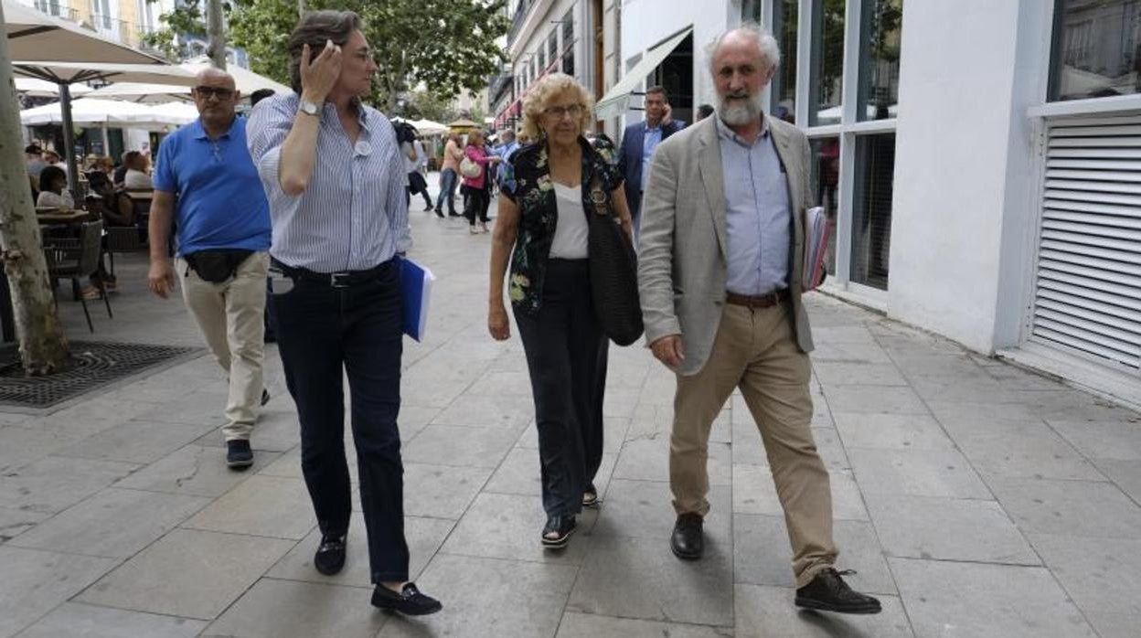 Manuela Carmena junto a los actuales concejales Marta Higueras y Luis Cueto, escindidos de Más Madrid