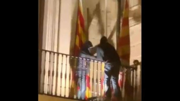 Los CDR arrancan y queman la bandera española del Ayuntamiento de Vic (Barcelona)