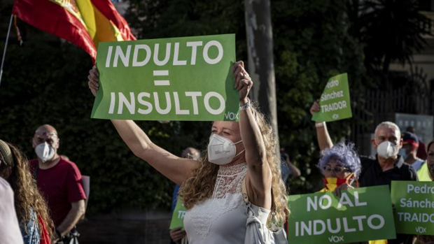 Varios cientos de personas se manifiestan en Barcelona contra los indultos a los líderes del 'procés'