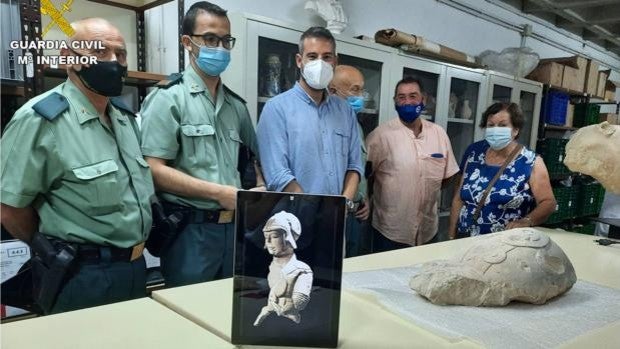 Un particular encuentra por casualidad una talla de piedra de la época ibera en Elche