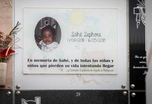 Lápida tras la que descansa la bebé de 13 meses Sahé Sephora