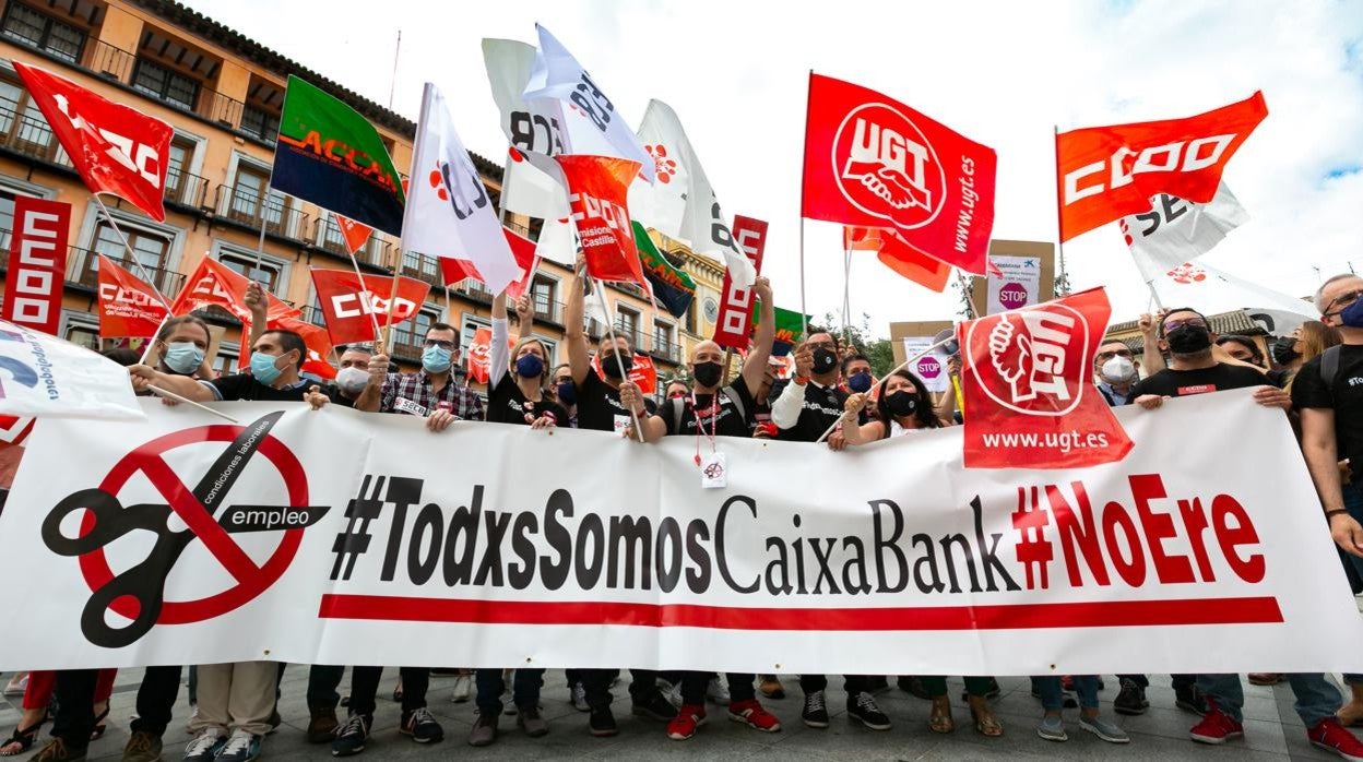 Concentración de empleados de CaixaBank en la plaza de Zocodover de Toledo