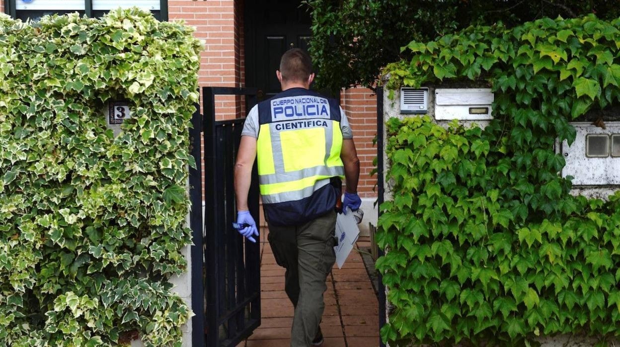 Agentes de la Policía Científica en el lugar del suceso.