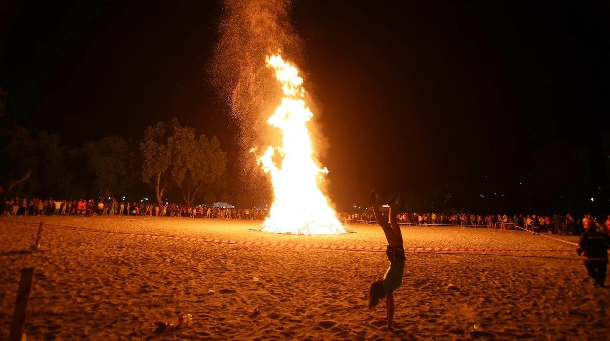 Imagen de archivo de la hoguera en la Noche de San Juan en la playa de las Moreras en Valladolid