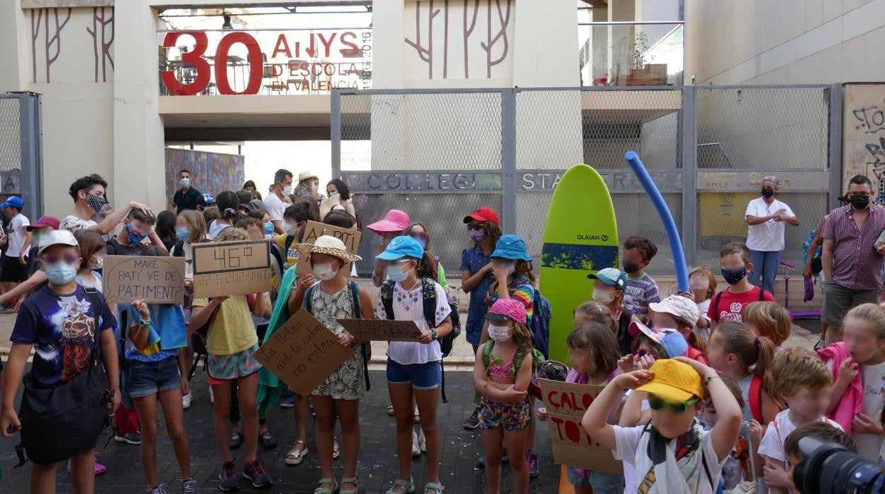 Imagen de alumnado de un colegio de Valencia protestando por la falta de sombra en el patio