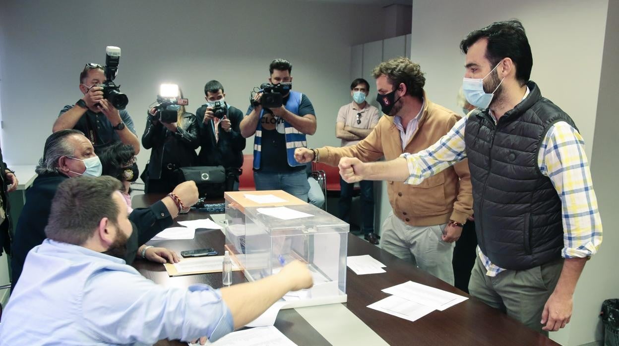 Los candidatos a la Presidencia y a la Secretaría General del Partido Popular de León, Javier Santiago y David Fernández, durante la votación en las elecciones primarias