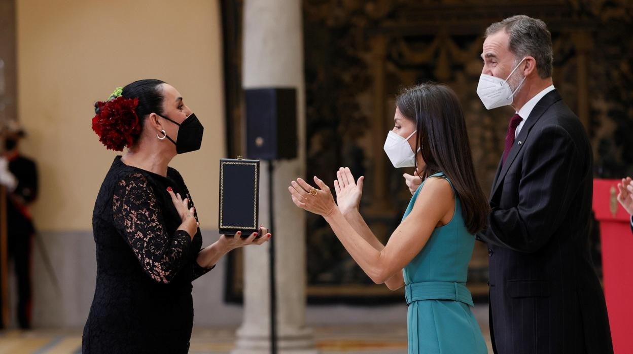 Los Reyes entregan la Medalla de Oro al Mérito de las Bellas Artes a Rossy de Palma