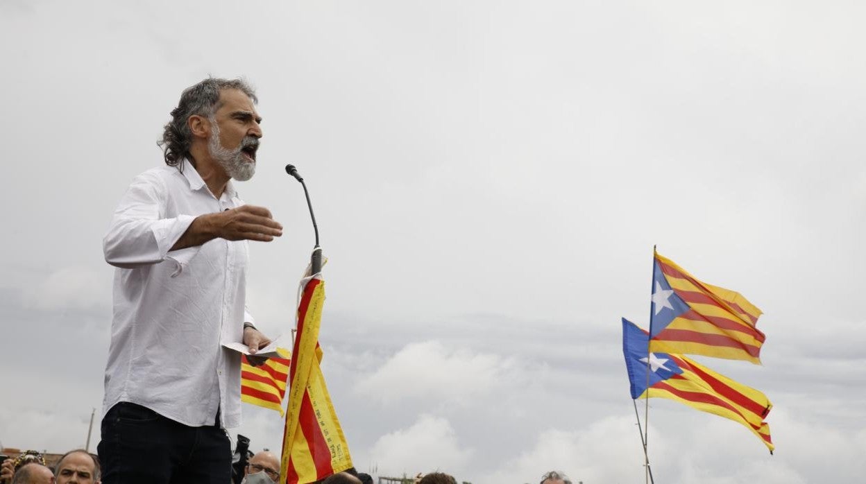 El presidente de Òmnium Cultural, Jordi Cuixart , interviene tras salir de la prisión de LLedoners / Casado exige a Sánchez que dimita y consulte en las urnas el apoyo a los indultos