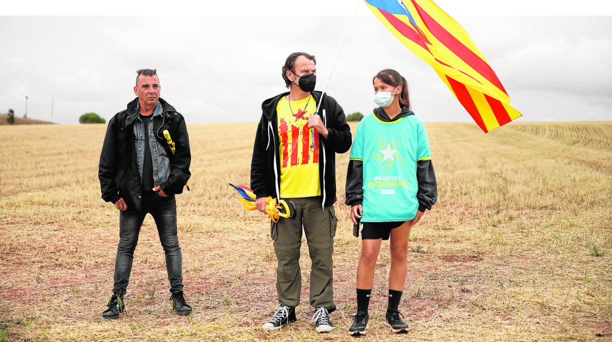 Seguidores independentistas, esperando ayer a la salida de los presos en Lledoners