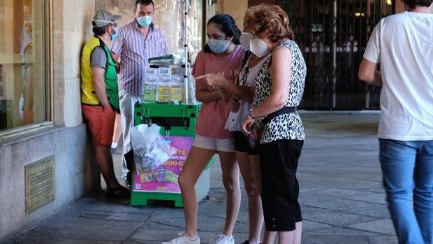 Mañueco cree que el Gobierno «se ha precipitado» al relajar la obligación de utilizar mascarilla