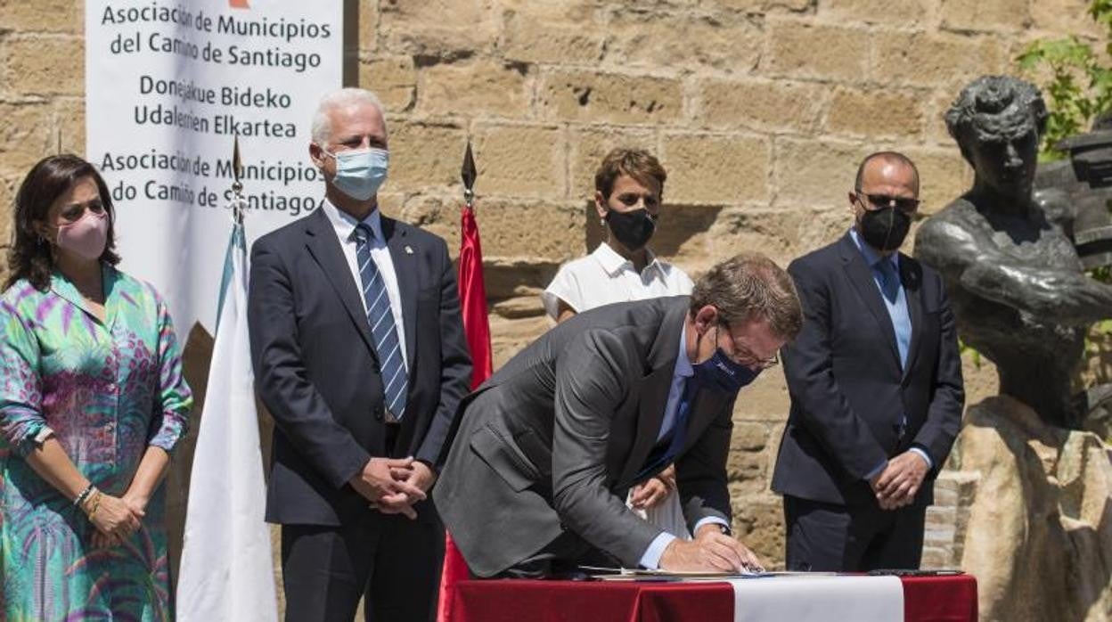 El presidente de la Xunta firmando la declaración de cooperación