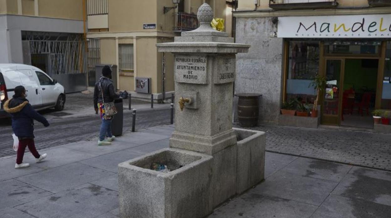 Una fuente pública situada en la plaza de Nelson Mandela, en Lavapiés