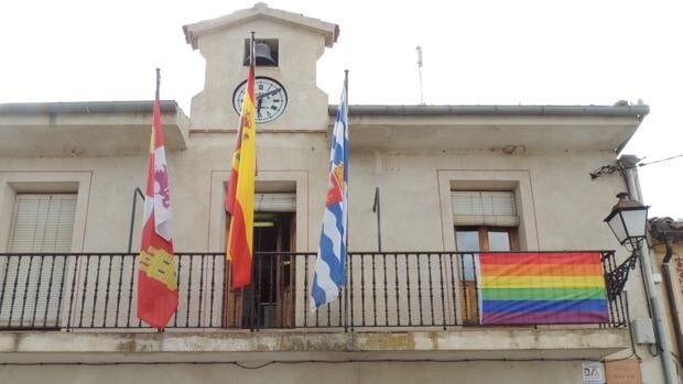 «No me van a amedrentar», avisa el alcalde tras ser arrancada la bandera LGTBI del Ayuntamiento de Torrecaballeros