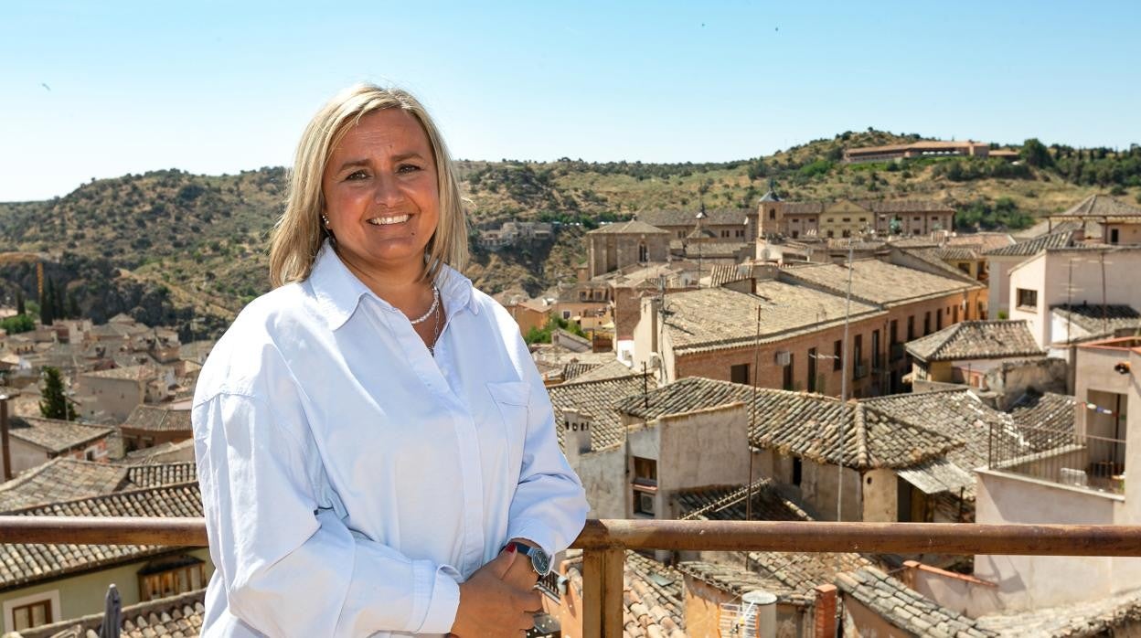 Maite Puig, en la terraza del consistorio, asegura que la enfermedad le ha hecho replantearse toda su vida