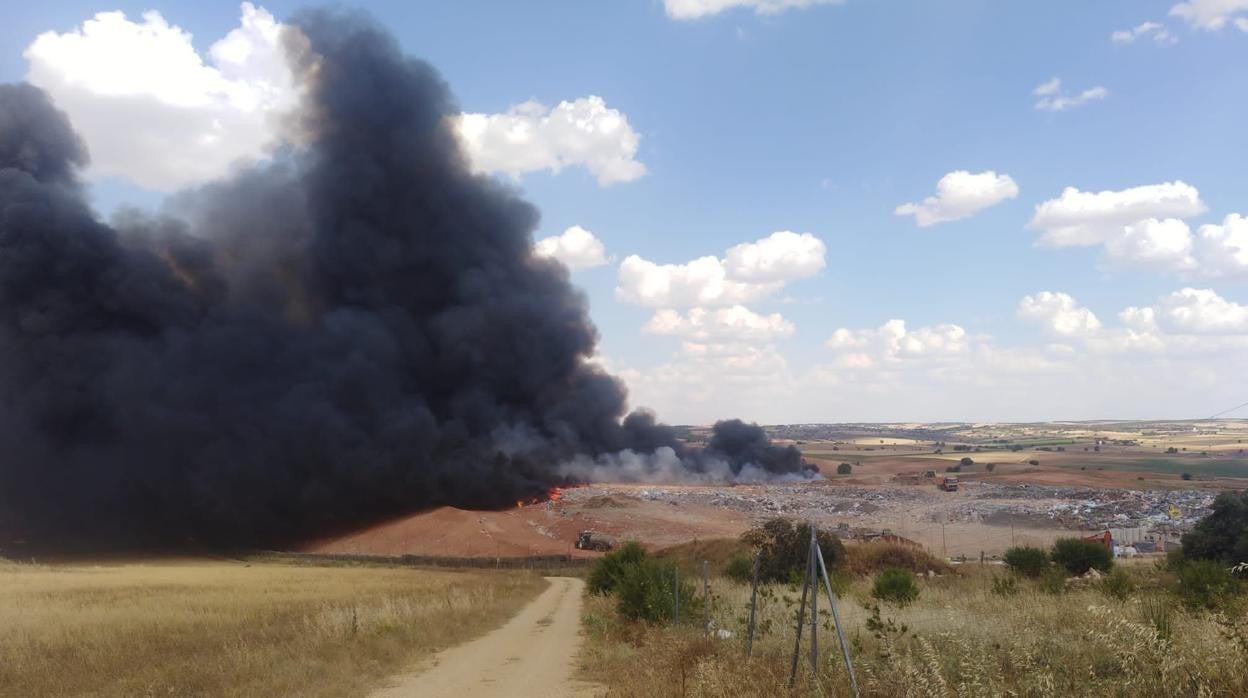 Controlado el incendio declarado en la planta de reciclaje de Almonacid del Marquesado