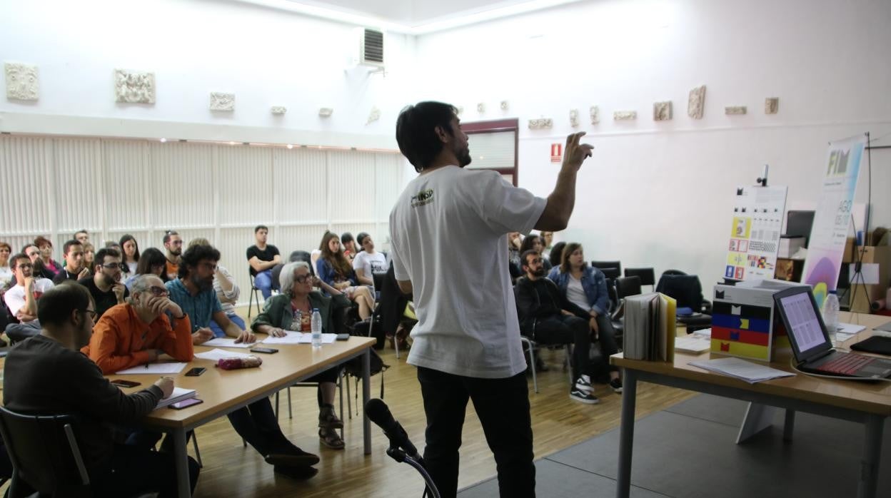 Alumnos defiendo sus trabajos de final de curso en una de las alumnas de la escuela de arte