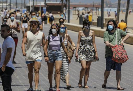 Imagen tomada este sábado de personas paseando por la playa en Valencia