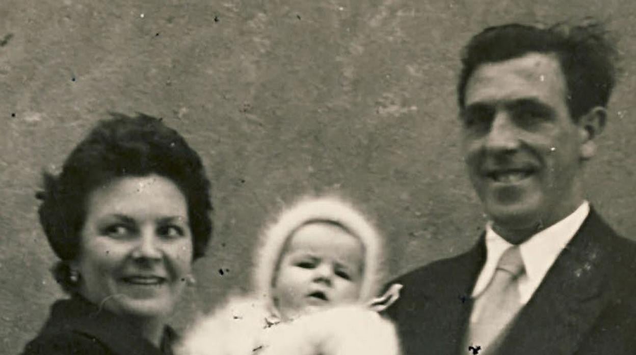 Jesusa Ibarrola sujeta a su hija Begoña, con su marido, Juan Urroz