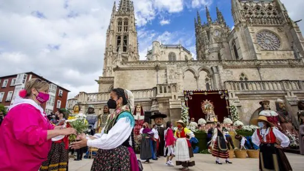La ofrenda floral a la patrona de Burgos reproduce el rosetón de su catedral