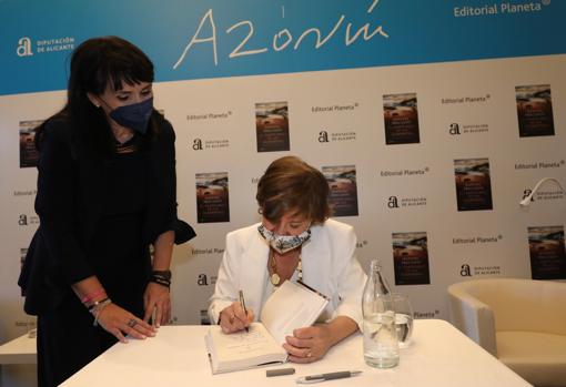 La escritora Nativel Preciado revela en el último Premio Azorín de Novela su pasión por África y los elefantes