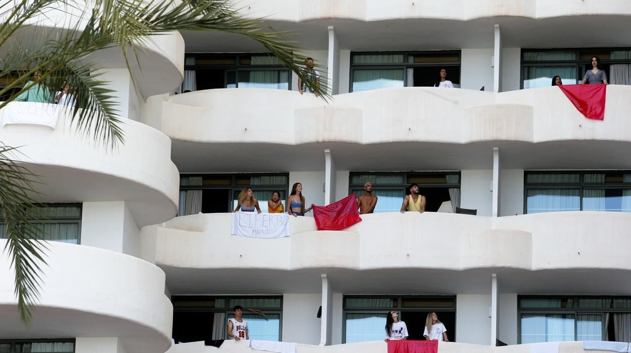 Balcones del hotel en el que están confinados los jóvenes afectados